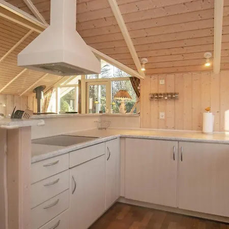 Three-bedroom Holiday In 17 *