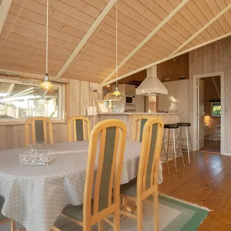 Three-bedroom Holiday In 17 Hébergement de vacances *